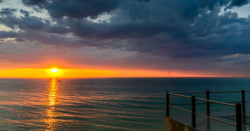 Imagen: Puesta del sol en la playa de Somerton (Adelaida). Amophoto.net / Shutterstock